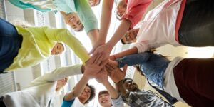 equipe unida juntando as mãos
