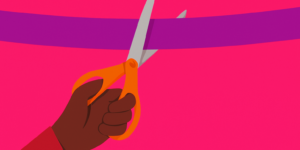 mão com tesoura cortando fita