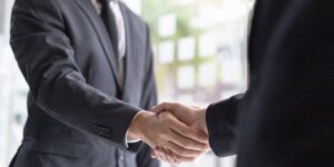 dois executivos apertando as mãos